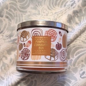 White Barn Bath and Body Works Pumpkin Cinnamon Bun 3 Wick Candle
